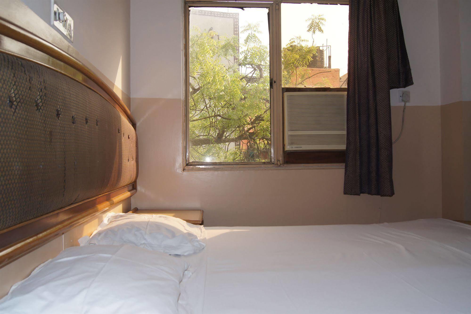 Hotel Westend Holiday Home 5 Mint From Nizamuddin Railway Station New Delhi Extérieur photo